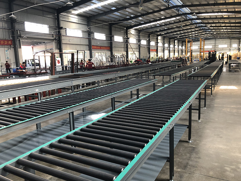 Gravity roller conveyor